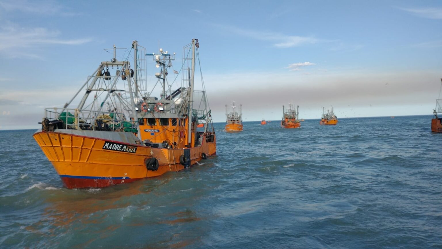 Una flota de 34 barcos sale a buscar langostino en aguas de Chubut