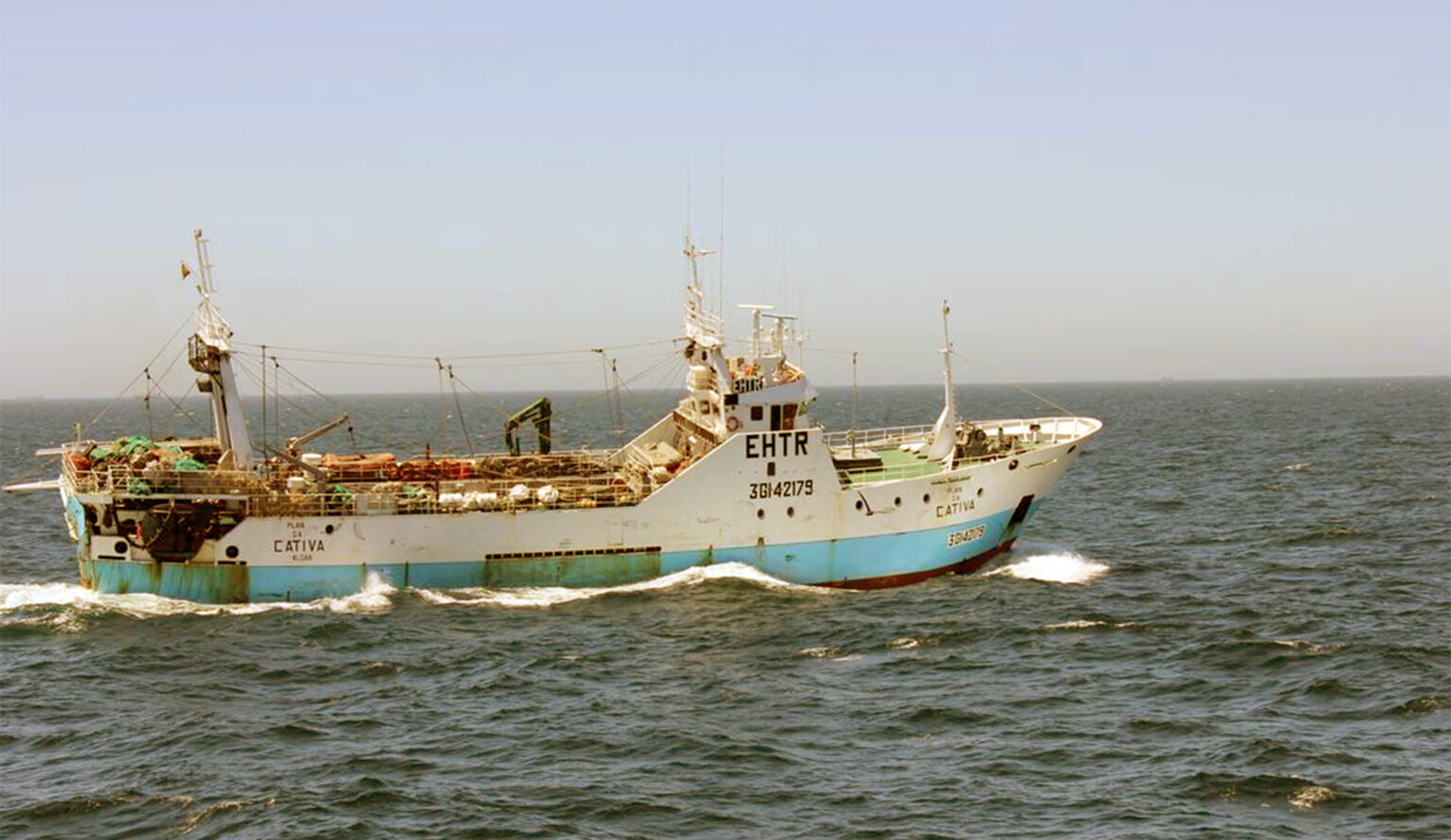 Barco gallego detectado frente a Chubut, pesca en Malvinas con licencia británica