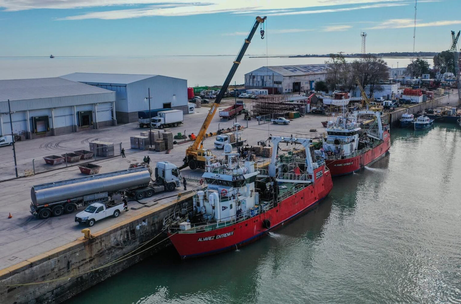 Conarpesa descargó 140 toneladas de langostino en Puerto Rosales