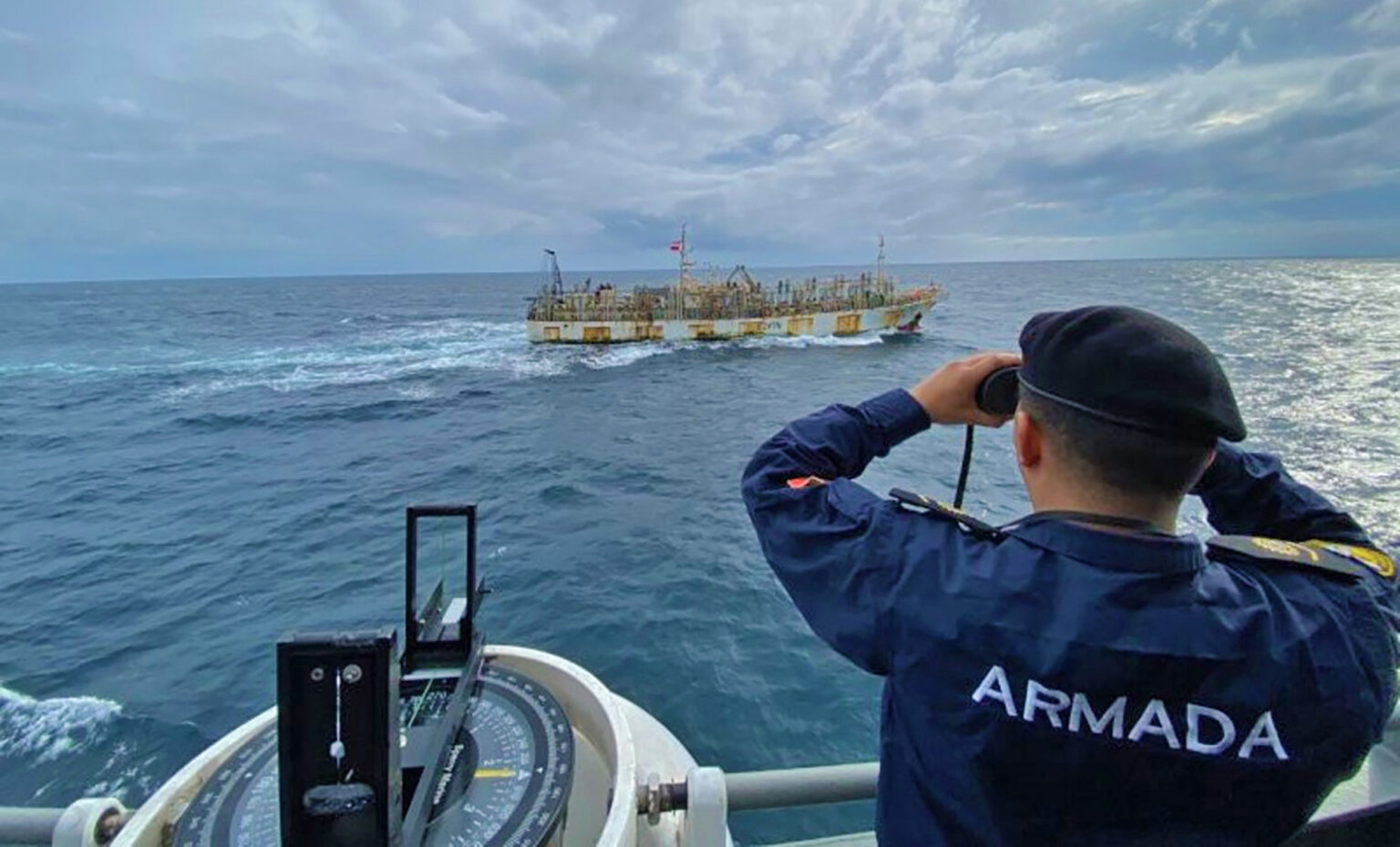 Revelan que la Armada de Chile presta servicios a buques chinos de pesca ilegal