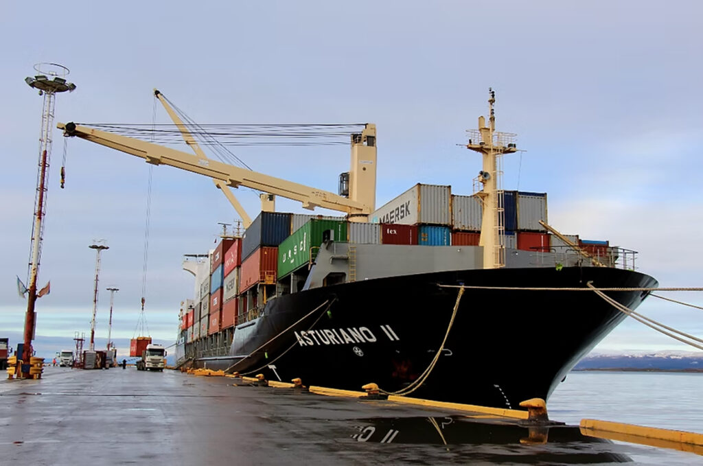Milei apura la desregulación del cabotaje que habilitaría el ingreso de buques extranjeros