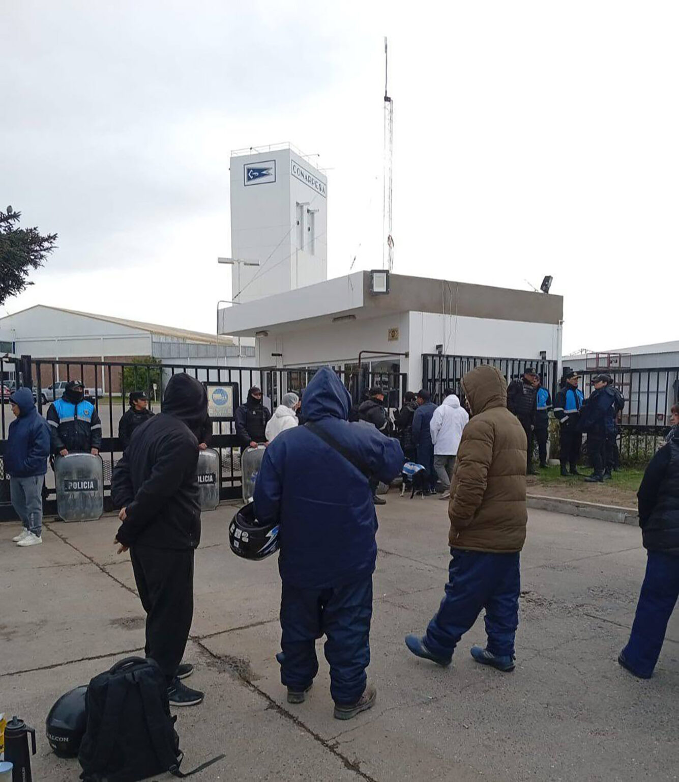 Con inusitada violencia, el STIA irrumpió en la planta de Conarpesa