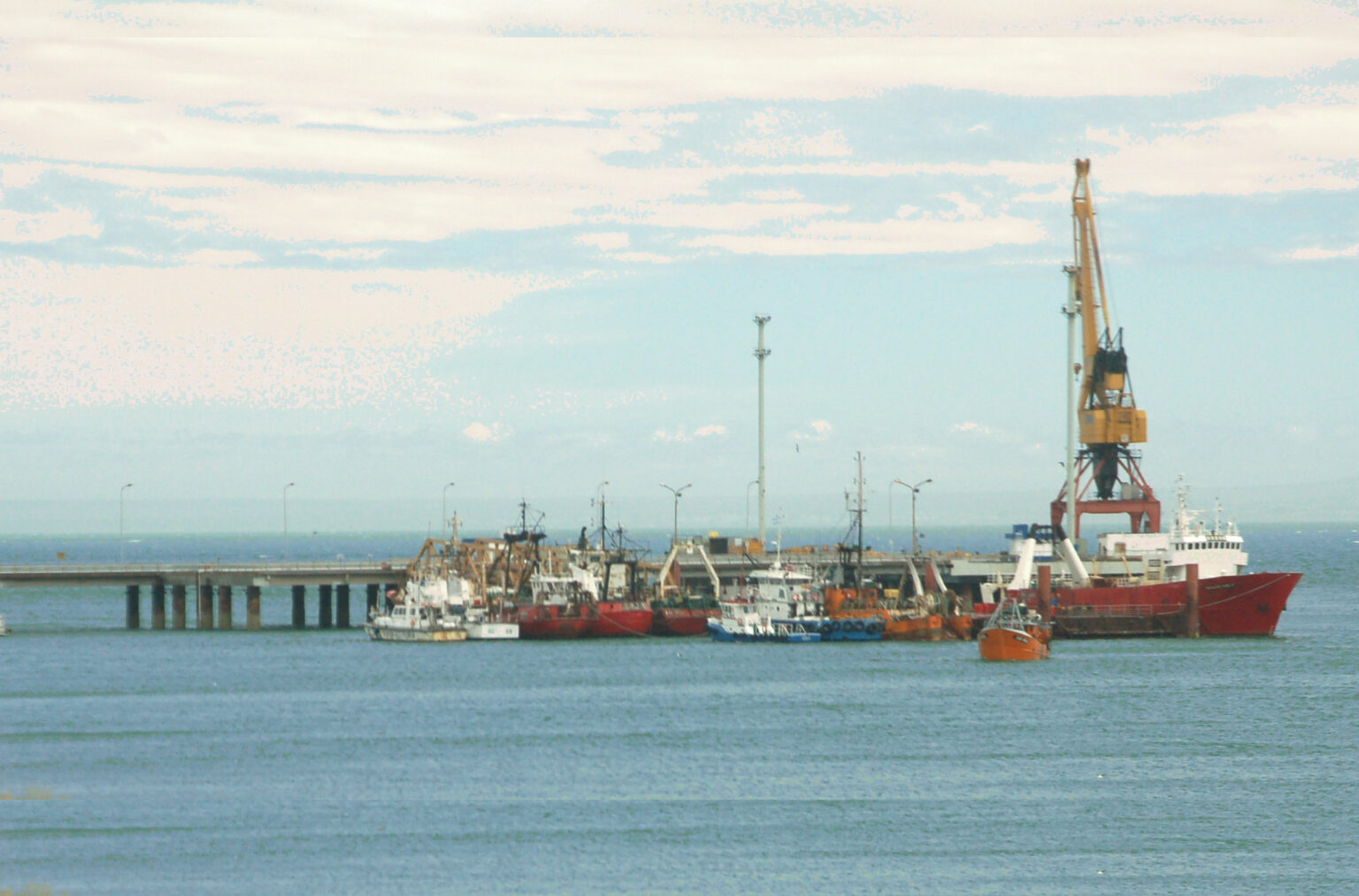 En Río Negro planean reubicar a trabajadores de la pesca en la logística de Vaca Muerta