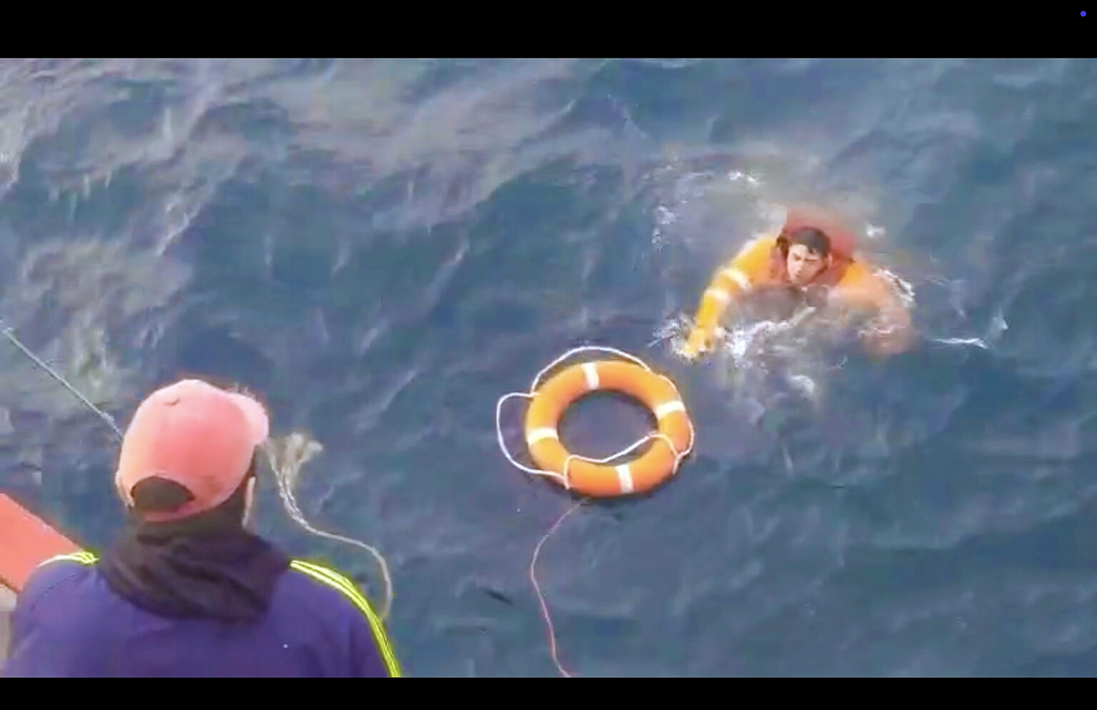 Un marinero cayó al mar desde un pesquero y fue rescatado con vida
