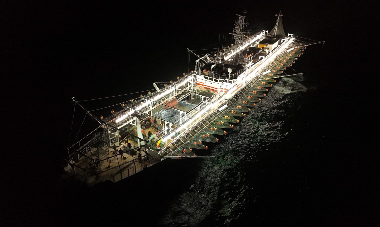 Chile se convierte en el sostén logístico de la flota china del calamar